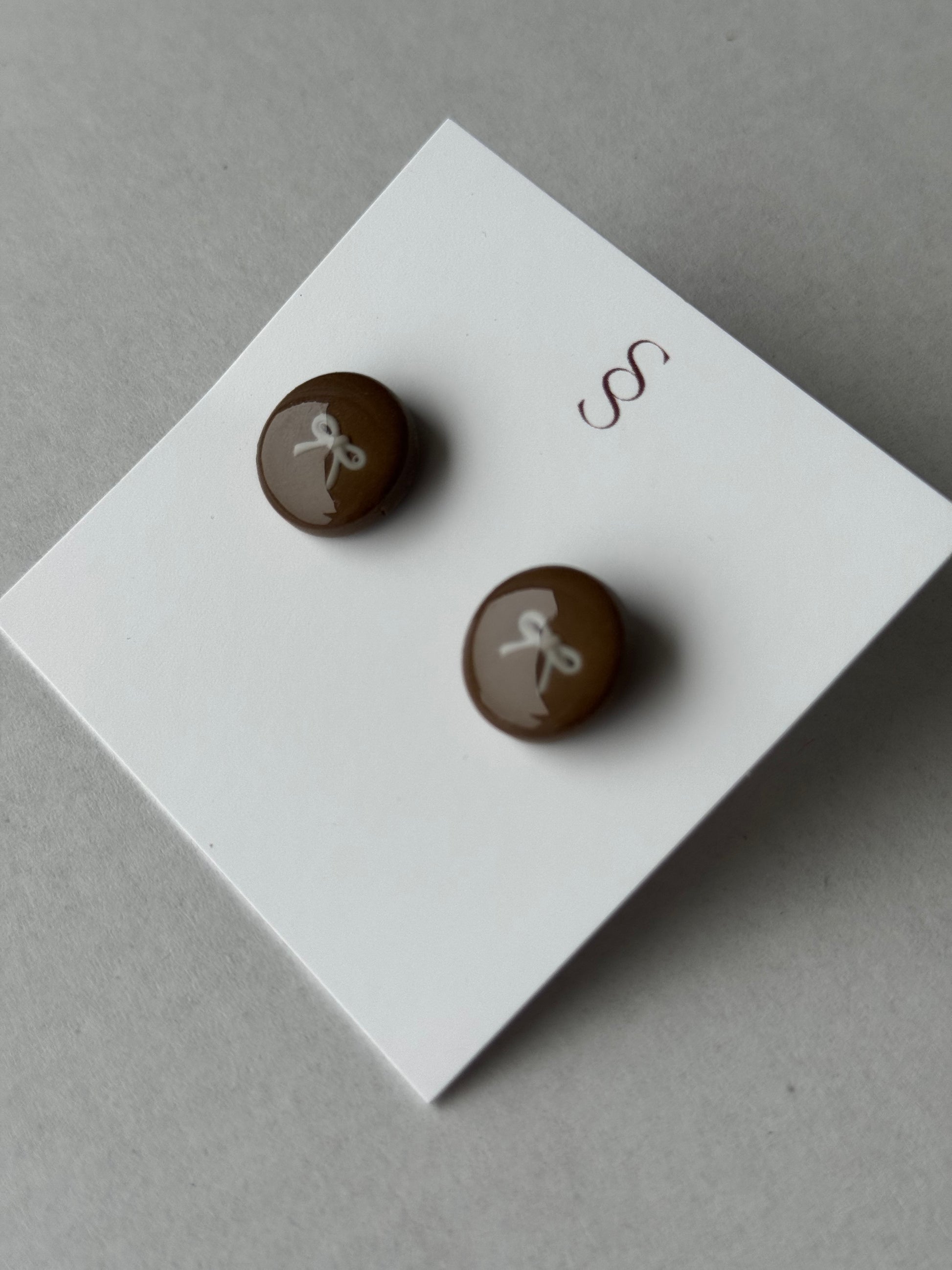 SS - STUDS - BROWN WITH WHITE BOW